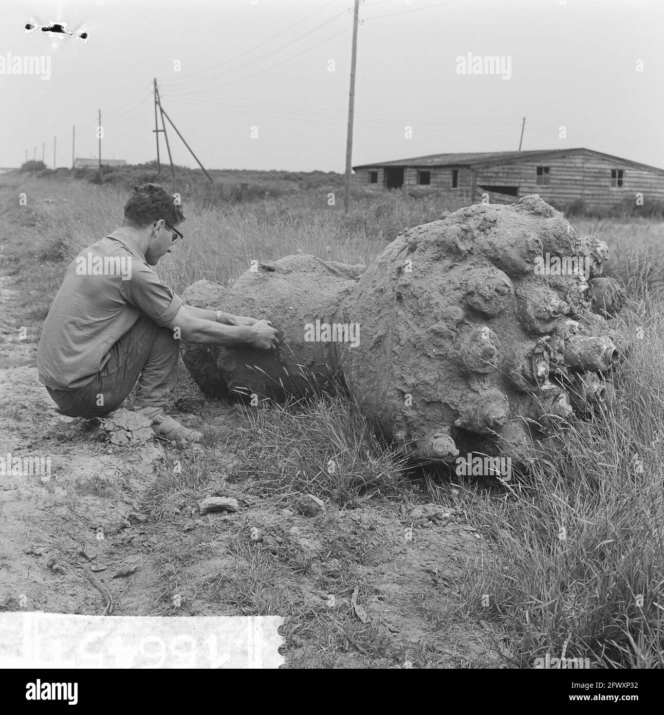 Rocket motor of V2 found in Europoort, July 15, 1964, motors ...
