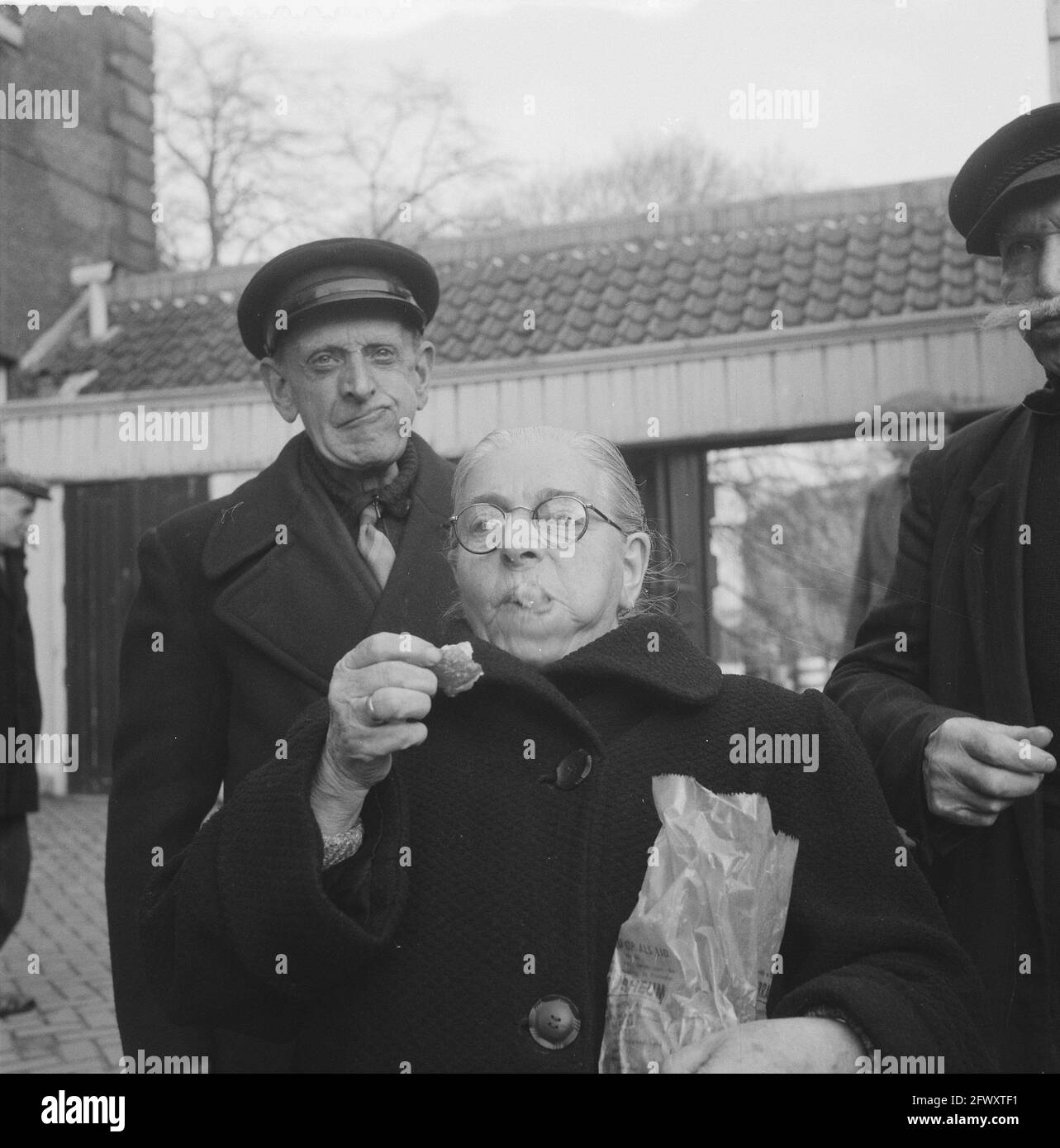 Old people in the Roeterstraat judging the oliebollen for New Year, 30 December 1960, OLIEBOLLEN, elderly, The Netherlands, 20th century press agency Stock Photo