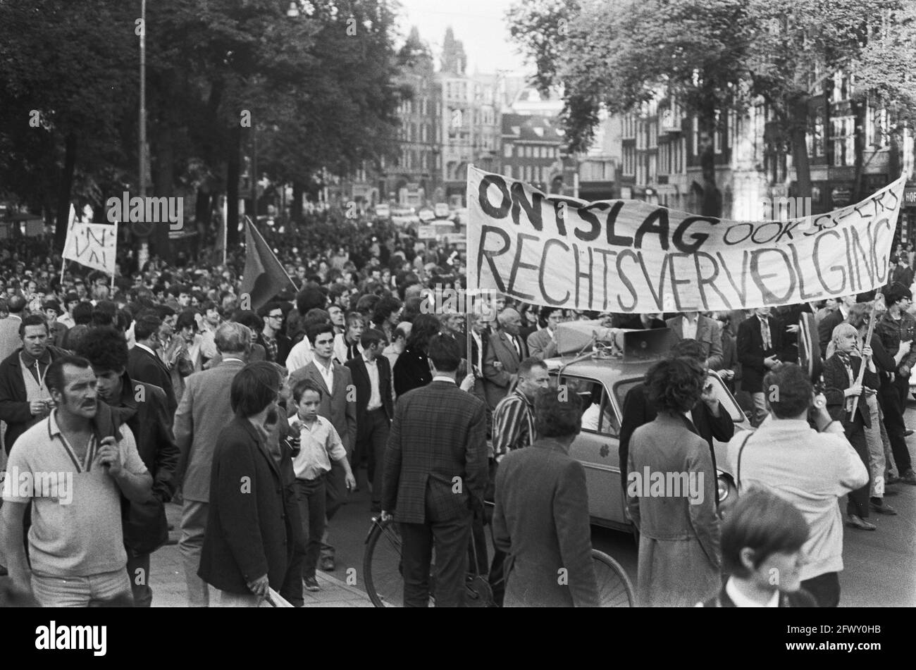 Protest demonstration students and workers lawsuit against Maagdenhuis occupiers from Westermarkt Amsterdam, procession with banner, 12 June 1969, WOR Stock Photo