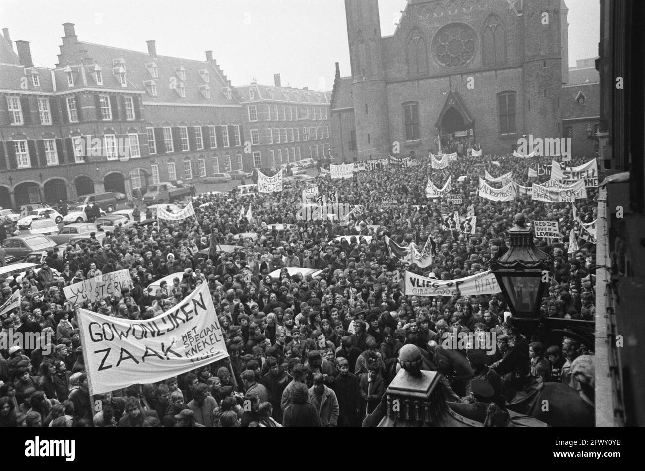 Protest march by thousands of schoolchildren and students for hu to Biafra, The Hague . Demonstrators at Binnenhof, January 16, 1970, Protest marches, Stock Photo