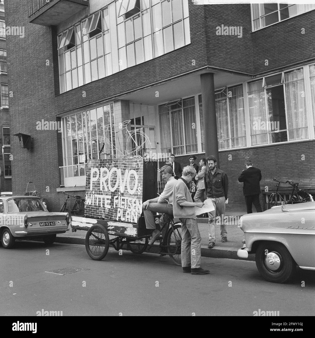 Provos at chief of police, provo cargo bike, August 14, 1965, bicycles, chief of police, police, protest movements, The Netherlands, 20th century pres Stock Photo