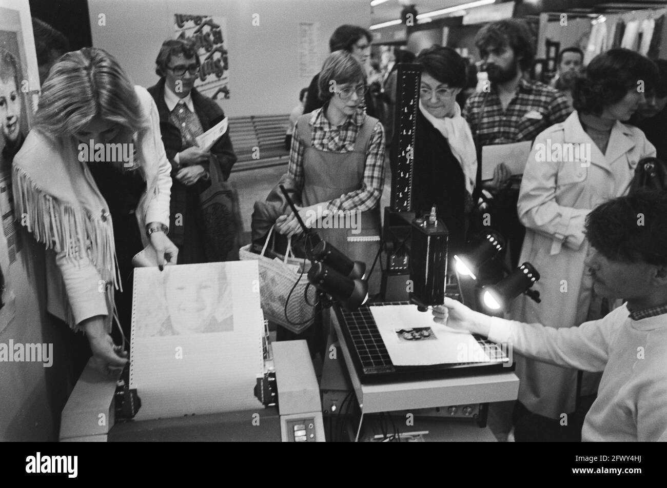 Audience at a demonstration of a computer that converts a photograph into an embroidery pattern at the Creative Trade Show, February 9, 1981, equipmen Stock Photo