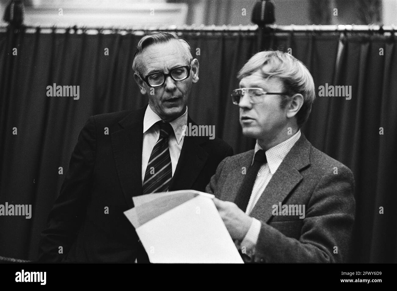 PvdA members of parliament Bram Stemerdink (r) and former minister Max van der Stoel confer, November 7, 1979, parliamentary debates, parliamentarians Stock Photo