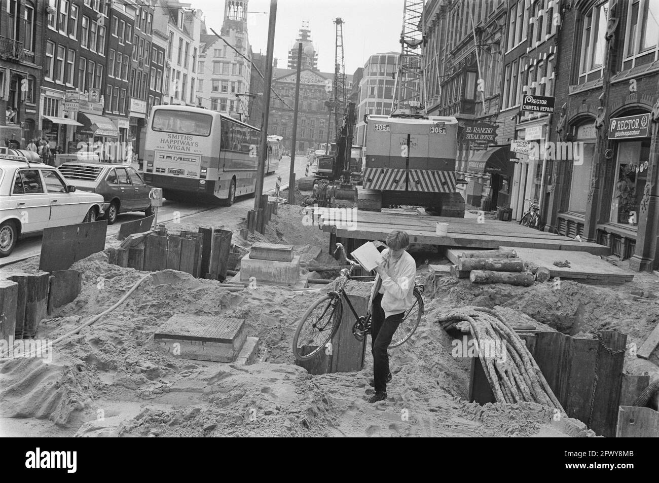 Raadhuisstraat in Amsterdam broken up because of work on rails, sewers etc., July 12, 1984, Work, sewers, streets, The Netherlands, 20th century press Stock Photo