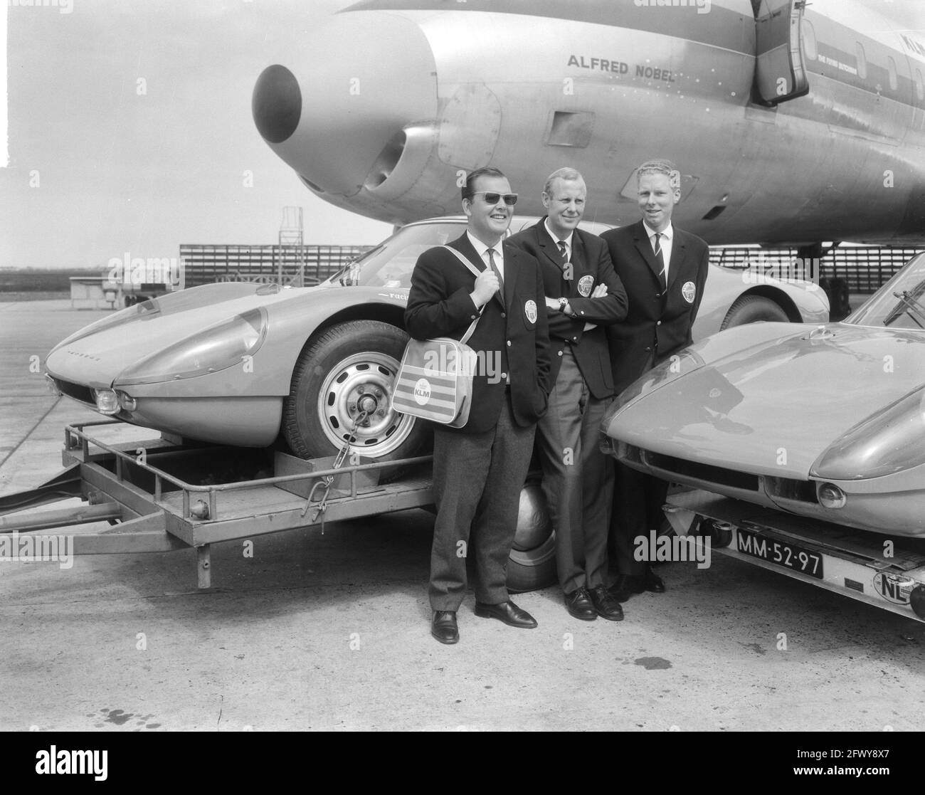 Racing team Holland to Canada, before departure from left to right B. Pon , R. Slotenmaker and jhr. D. van Lennep, May 25, 1965, Racing teams, departi Stock Photo