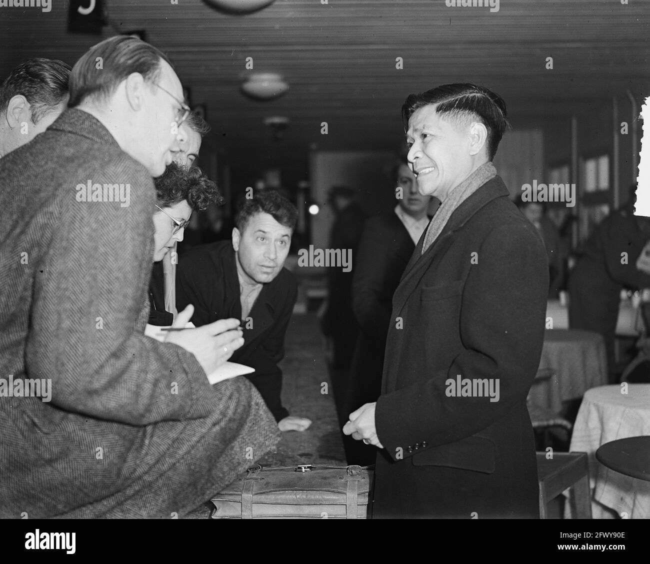 Raden Abdoel Kadir Widjojoatmodjo (Secretary of State for General Affairs of Indonesia) talking to journalists, October 28, 1948, journalists, ministe Stock Photo