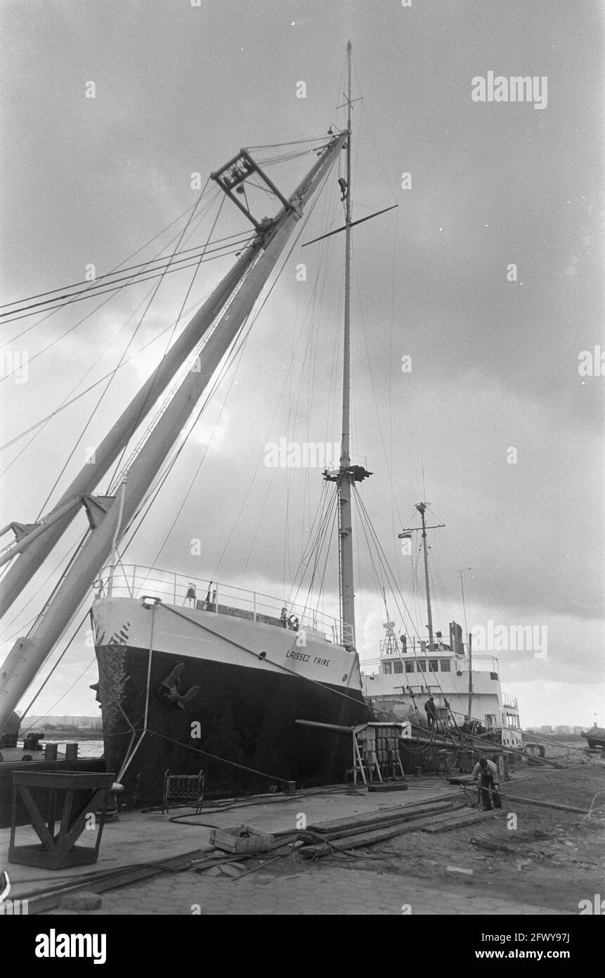 Radio ship Dolfijn , Laissez Faire at the ZSM in Zaandam for new mast, March 11, 1967, masts, radio ships, The Netherlands, 20th century press agency Stock Photo