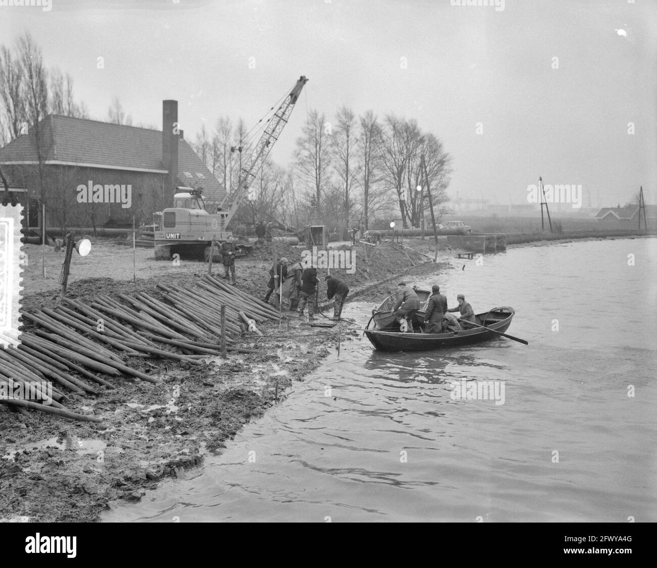 Disaster Tuindorp Oostzaan, drivers in action, January 22, 1960