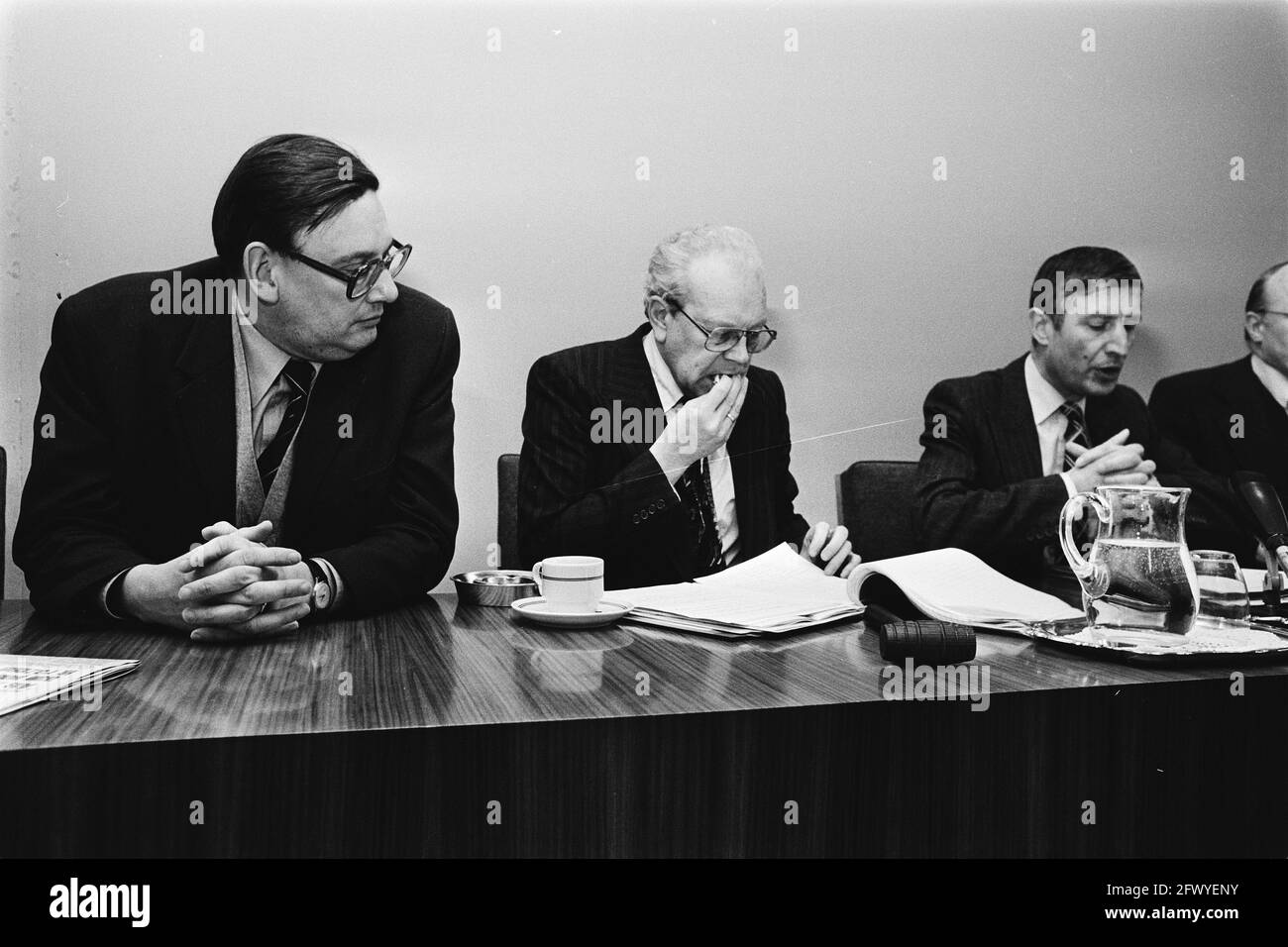 Government, trade unions and employers discuss in SER building The Hague about labor contract policy for 1980; van Aardenne, Albeda, February 27, 1980, VAKBONDEN, WERKGEVERS, press conferences, The Netherlands, 20th century press agency photo, news to remember, documentary, historic photography 1945-1990, visual stories, human history of the Twentieth Century, capturing moments in time Stock Photo