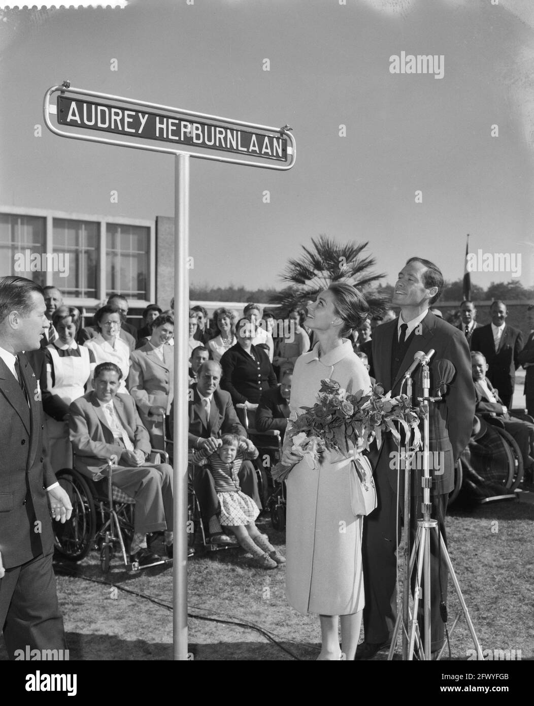 Audrey Hepburn unveils street sign in Doorn with Mell Ferrer. The unveiling concerns a lane in a residential facility for disabled war veterans of the Bond of Dutch Military War Victims (BNMO) in Doorn, for which Audrey Hepburn had raised money in previous years., October 1, 1959, movie stars, disabled, unveilings, street signs, The Netherlands, 20th century press agency photo, news to remember, documentary, historic photography 1945-1990, visual stories, human history of the Twentieth Century, capturing moments in time Stock Photo