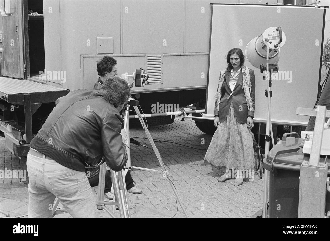Registration of the group of gypsies who have been traveling through the Netherlands for some time started by state police at a parking lot in Didam;, July 14, 1981, Parking lots, RIJKSPOLITIE, The Netherlands, 20th century press agency photo, news to remember, documentary, historic photography 1945-1990, visual stories, human history of the Twentieth Century, capturing moments in time - Stock Image