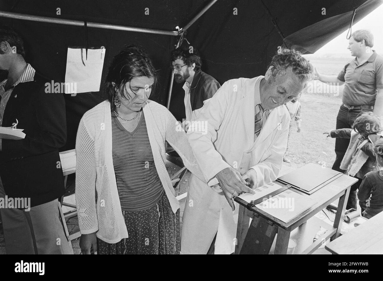 Registration of the group of Gypsies who have been passing through the Netherlands for some time started by state police in a parking lot in Didam;, July 14, 1981, Parking lots, REGISTRATIONS, RIJKSPOLITIE, The Netherlands, 20th century press agency photo, news to remember, documentary, historic photography 1945-1990, visual stories, human history of the Twentieth Century, capturing moments in time - Stock Image