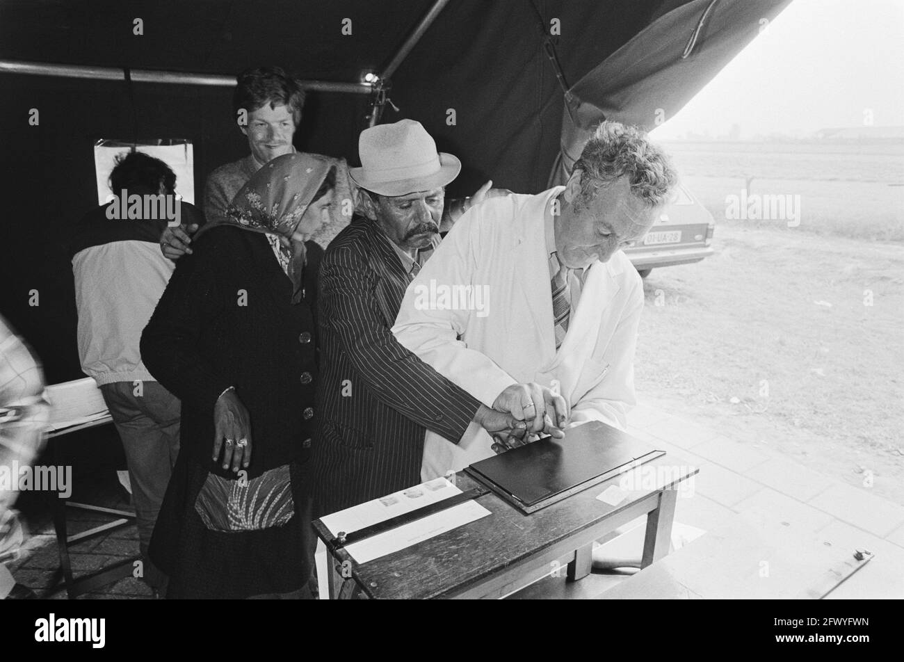 Registration of the group of gypsies who have been travelling through the Netherlands for some time started by state police in a parking lot in Didam, July 14, 1981, Parking lots, REGISTRATIONS, RIJKSPOLITIE gypsies, The Netherlands, 20th century press agency photo, news to remember, documentary, historic photography 1945-1990, visual stories, human history of the Twentieth Century, capturing moments in time - Stock Image