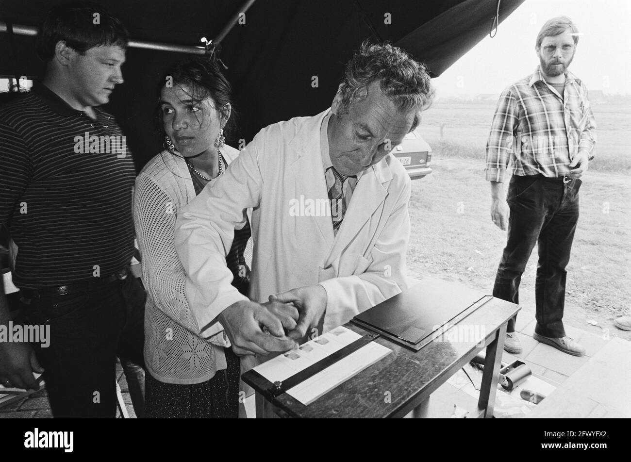 Registration of the group of Gypsies who have been passing through the Netherlands for some time started by state police in a parking lot in Didam;, July 14, 1981, Parking lots, REGISTRATIONS, RIJKSPOLITIE, The Netherlands, 20th century press agency photo, news to remember, documentary, historic photography 1945-1990, visual stories, human history of the Twentieth Century, capturing moments in time - Stock Image