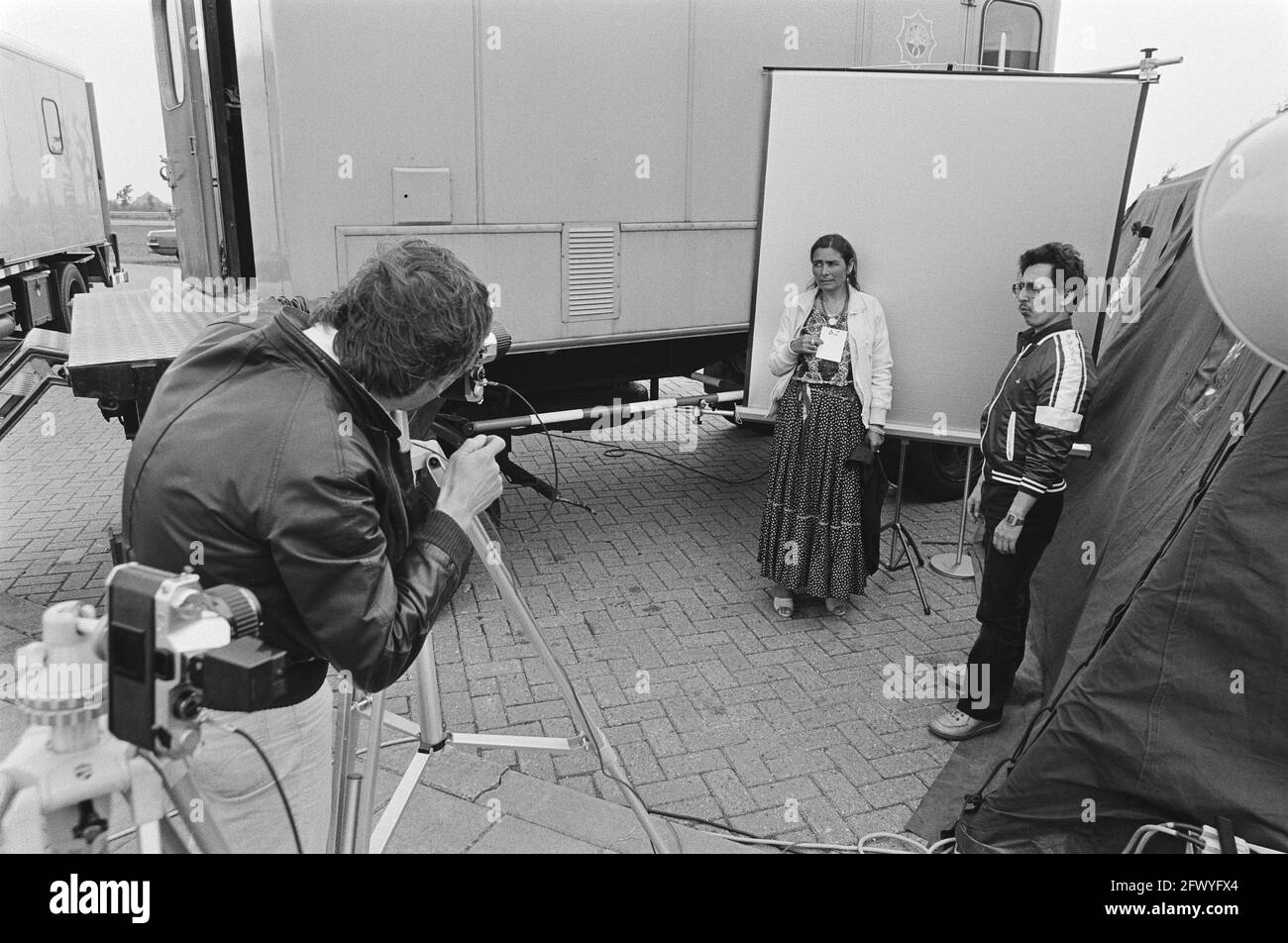 Registration of the group of gypsies who have been travelling through the Netherlands for some time started by state police in a parking lot in Didam;, July 14, 1981, Parking lots, REGISTRATIONS, RIJKSPOLITIE, gypsies, The Netherlands, 20th century press agency photo, news to remember, documentary, historic photography 1945-1990, visual stories, human history of the Twentieth Century, capturing moments in time - Stock Image