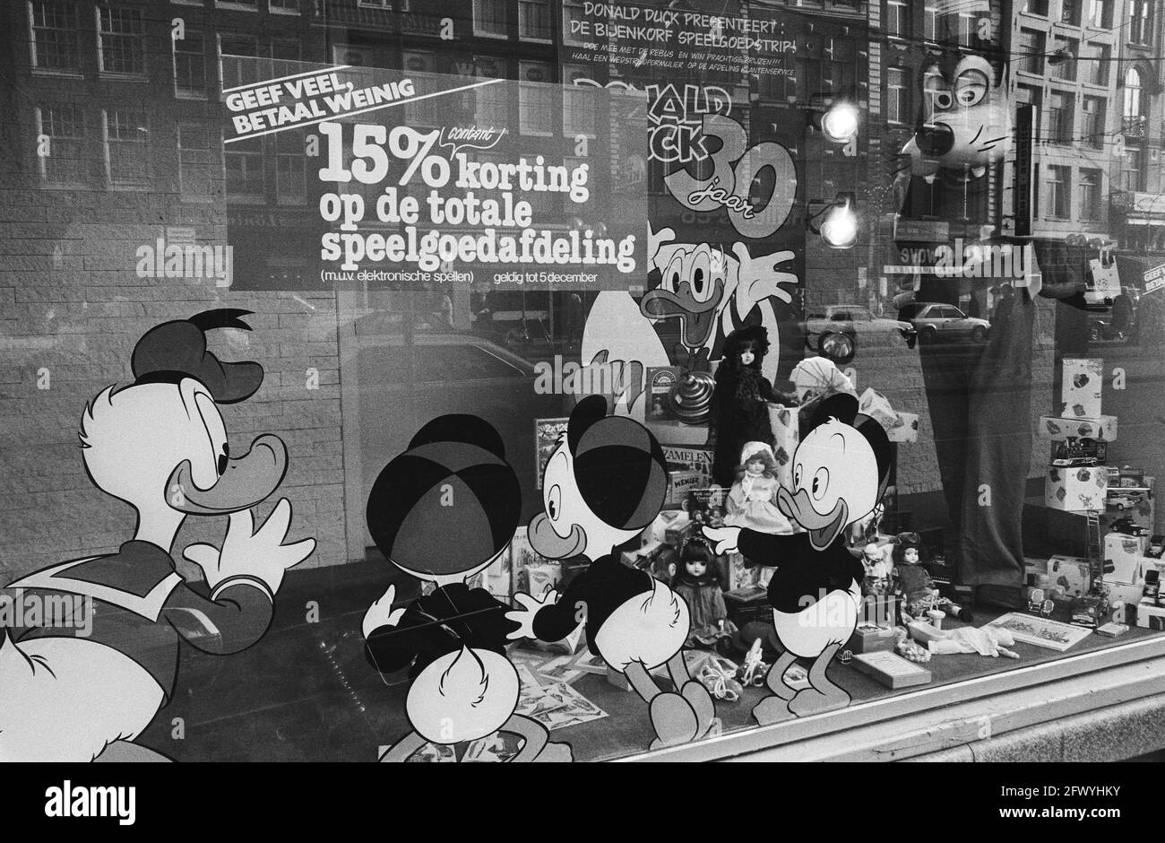 Shop windows, stores, toys, cartoon characters, advertising, November 29, 1982, shop windows, advertising, toys, cartoon characters, stores, The Netherlands, 20th century press agency photo, news to remember, documentary, historic photography 1945-1990 ... Shop windows, stores, toys, cartoon characters, advertising, November 29, 1982, shop windows, advertising, toys, cartoon characters, stores, The Netherlands, 20th century press agency photo, news to remember, documentary, historic photography 1945-1990 ...