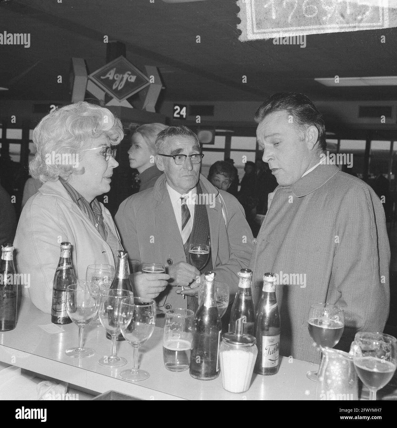 Richard Burton filming at Schiphol Airport today, just before filming, Richard Burton drank refreshments in arrival waiting room [filming film The Spy Who Came in from the Cold], April 26, 1965, actors, films, film stars, airports, The Netherlands, 20th century press agency photo, news to remember, documentary, historic photography 1945-1990, visual stories, human history of the Twentieth Century, capturing moments in time Stock Photo