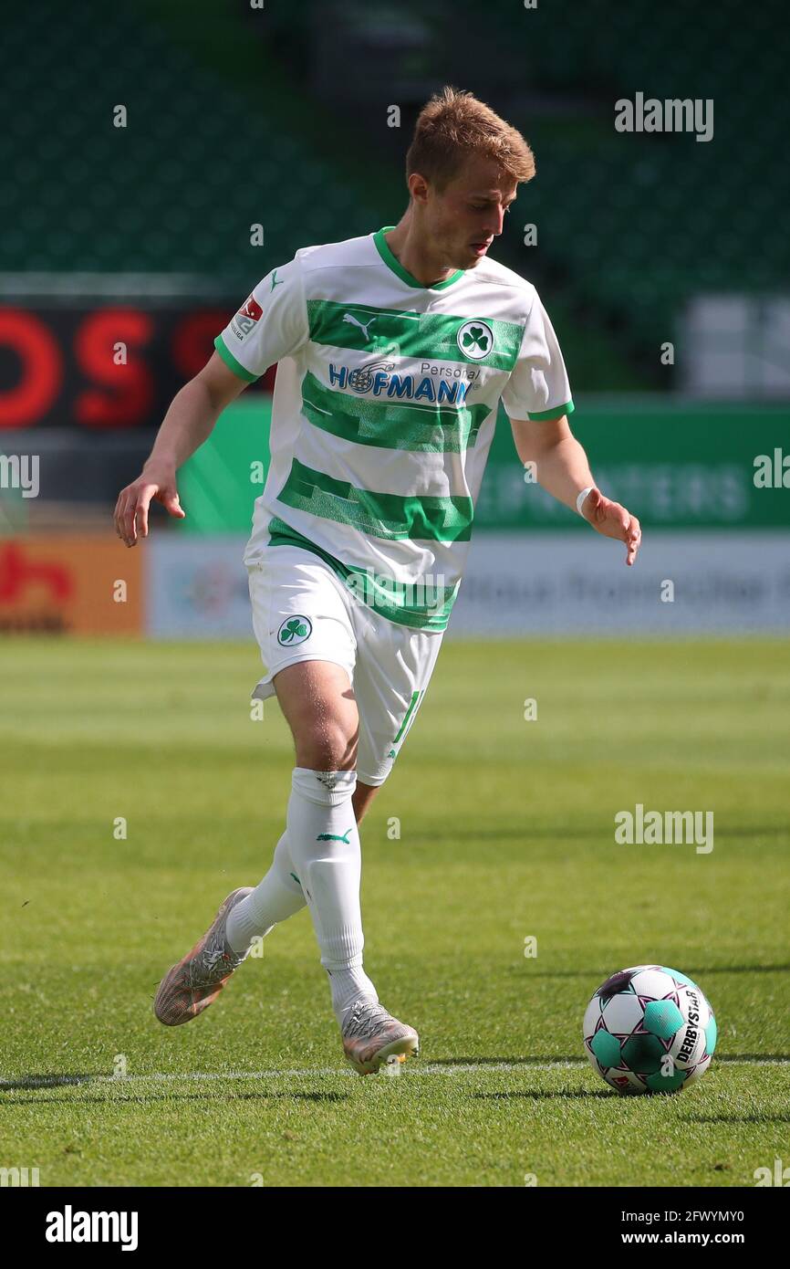 23 May 2021, Bavaria, Fürth: Football: 2. Bundesliga, SpVgg Greuther Fürth - Fortuna Düsseldorf, Matchday 34 at Sportpark Ronhof Thomas Sommer. Sebastian Ernst from Fürth plays the ball. Photo: Daniel Karmann/dpa - IMPORTANT NOTE: In accordance with the regulations of the DFL Deutsche Fußball Liga and/or the DFB Deutscher Fußball-Bund, it is prohibited to use or have used photographs taken in the stadium and/or of the match in the form of sequence pictures and/or video-like photo series. Stock Photo