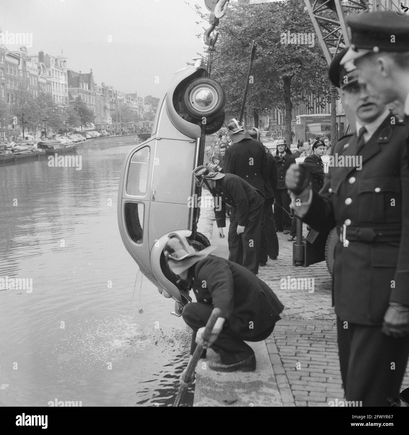Car collision intersection Reguliersgracht Keizersgracht, Volkswagen is pulled out of the canal, September 21, 1960, Car collisions, canals, The Netherlands, 20th century press agency photo, news to remember, documentary, historic photography 1945-1990, visual stories, human history of the Twentieth Century, capturing moments in time Stock Photo