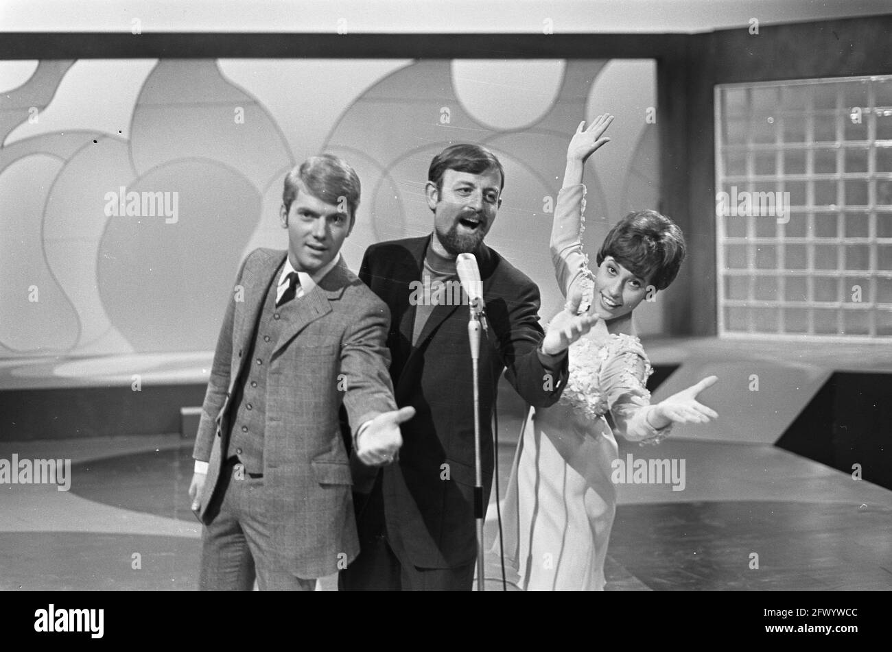 Ronnie Tober, Roger Whittaker, and Belgian singer Tonia (from left) sing, September 11, 1968, entertainment programs, singers, The Netherlands, 20th century press agency photo, news to remember, documentary, historic photography 1945-1990, visual stories, human history of the Twentieth Century, capturing moments in time Stock Photo
