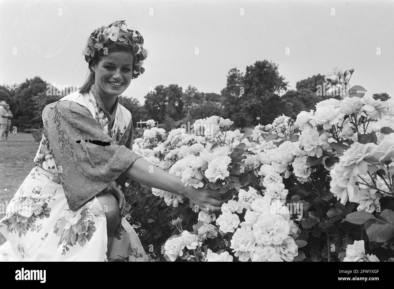 Rose Queen Ada Erotsieck visits rose exhibition in The Hague, July 10, 1976, exhibitions, The Netherlands, 20th century press agency photo, news to remember, documentary, historic photography 1945-1990, visual stories, human history of the Twentieth Century, capturing moments in time Stock Photo