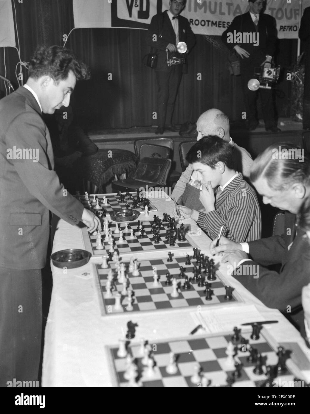 Alexander Alekhine playing simultaneous chess, 1930 Stock Photo - Alamy