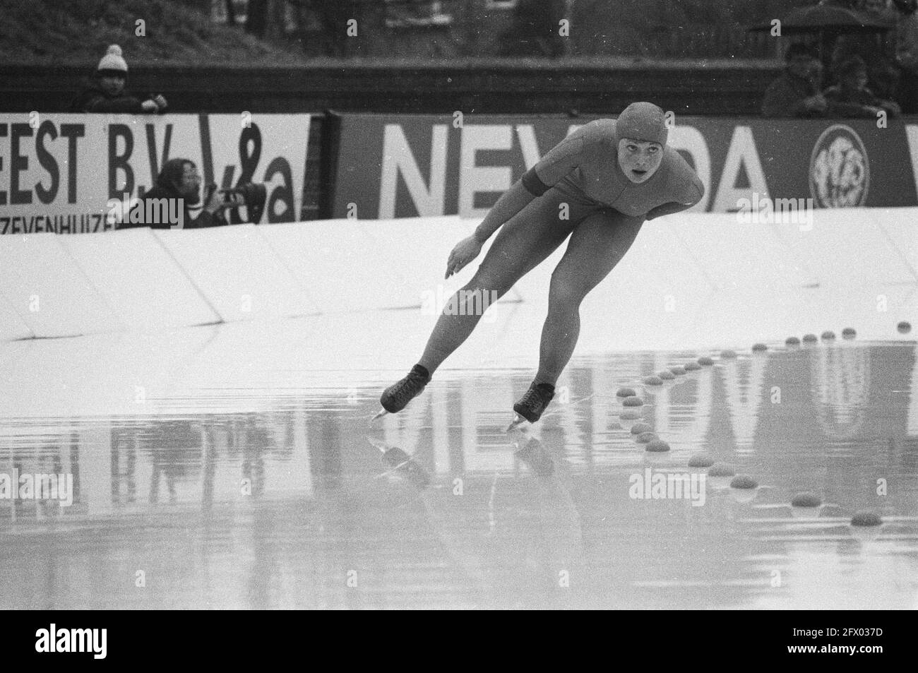 Skating competitions for the IJsselcup in Deventer. Ria Visser in action, November 23, 1980, skating, sport, The Netherlands, 20th century press agency photo, news to remember, documentary, historic photography 1945-1990, visual stories, human history of the Twentieth Century, capturing moments in time Stock Photo