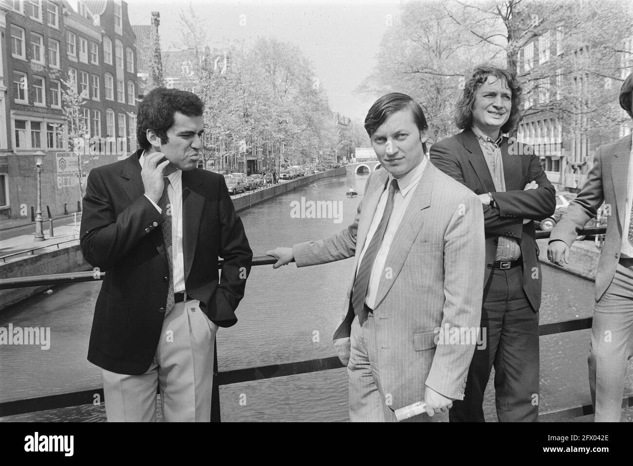 Chess players Kasparov, Karpov and Timman (left to right) on OZ Voorburgwal during visit to Amsterdam, 28 April 1987, chess, sports, The Netherlands, 20th century press agency photo, news to remember, documentary, historic photography 1945-1990, visual stories, human history of the Twentieth Century, capturing moments in time Stock Photo