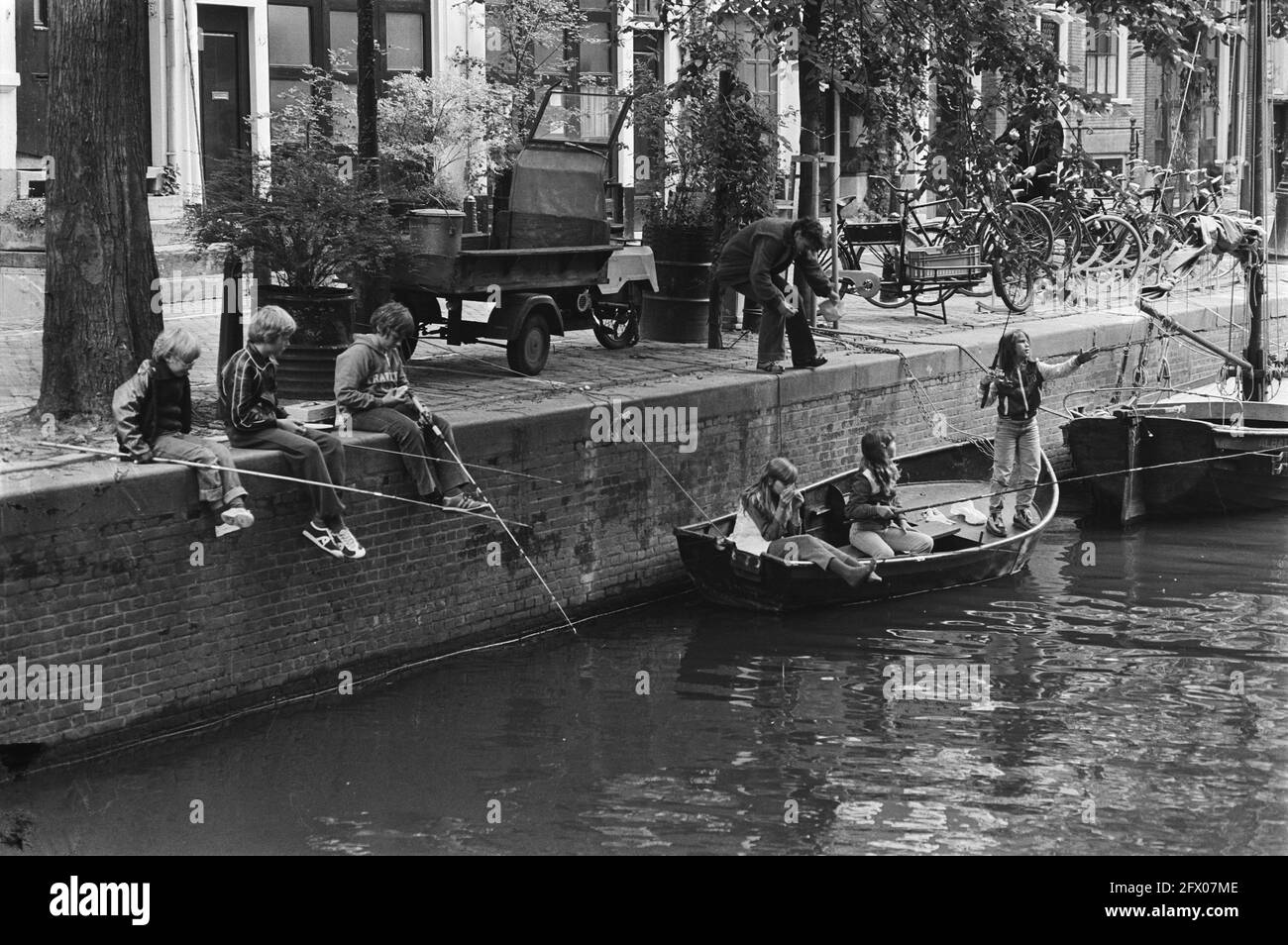 School vacations; fishing contest for youth at Recht Boomsloot (also called Rechtboomsloot), Amsterdam, July 3, 1980, youth, fishing, contests, The Netherlands, 20th century press agency photo, news to remember, documentary, historic photography 1945-1990, visual stories, human history of the Twentieth Century, capturing moments in time Stock Photo
