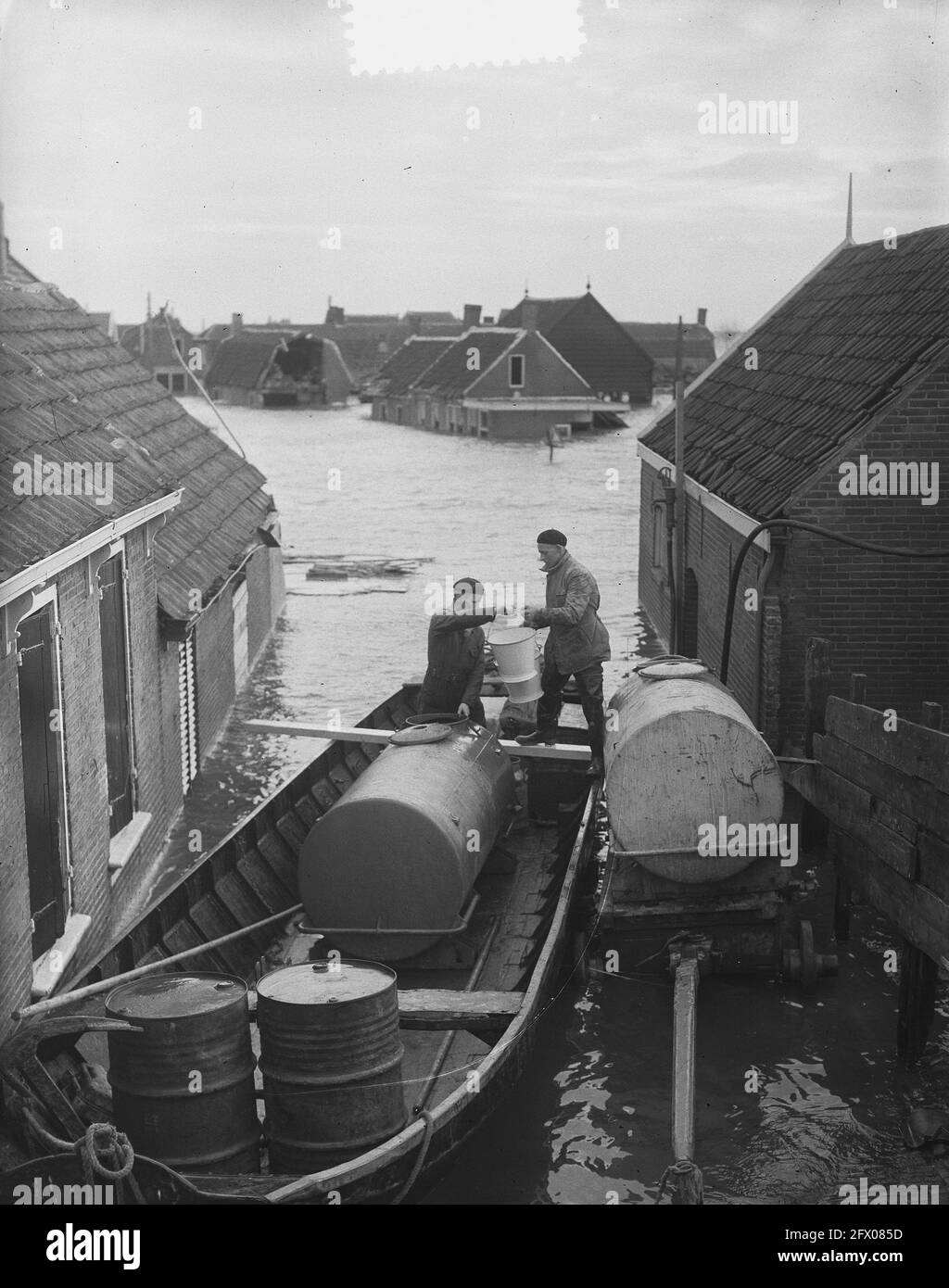 Schouwen Duiveland Nieuwerkerk . Supply of drinking water, April 2, 1953, floods, The Netherlands, 20th century press agency photo, news to remember, documentary, historic photography 1945-1990, visual stories, human history of the Twentieth Century, capturing moments in time Stock Photo