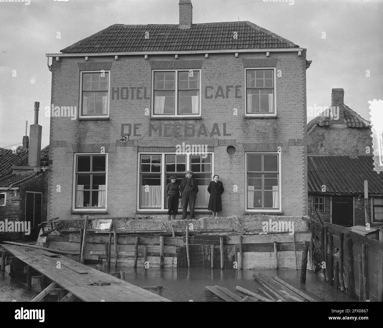 Schouwen Duiveland Nieuwerkerk . Hotel De Meebaal, April 2, 1953, flooding, The Netherlands, 20th century press agency photo, news to remember, documentary, historic photography 1945-1990, visual stories, human history of the Twentieth Century, capturing moments in time Stock Photo