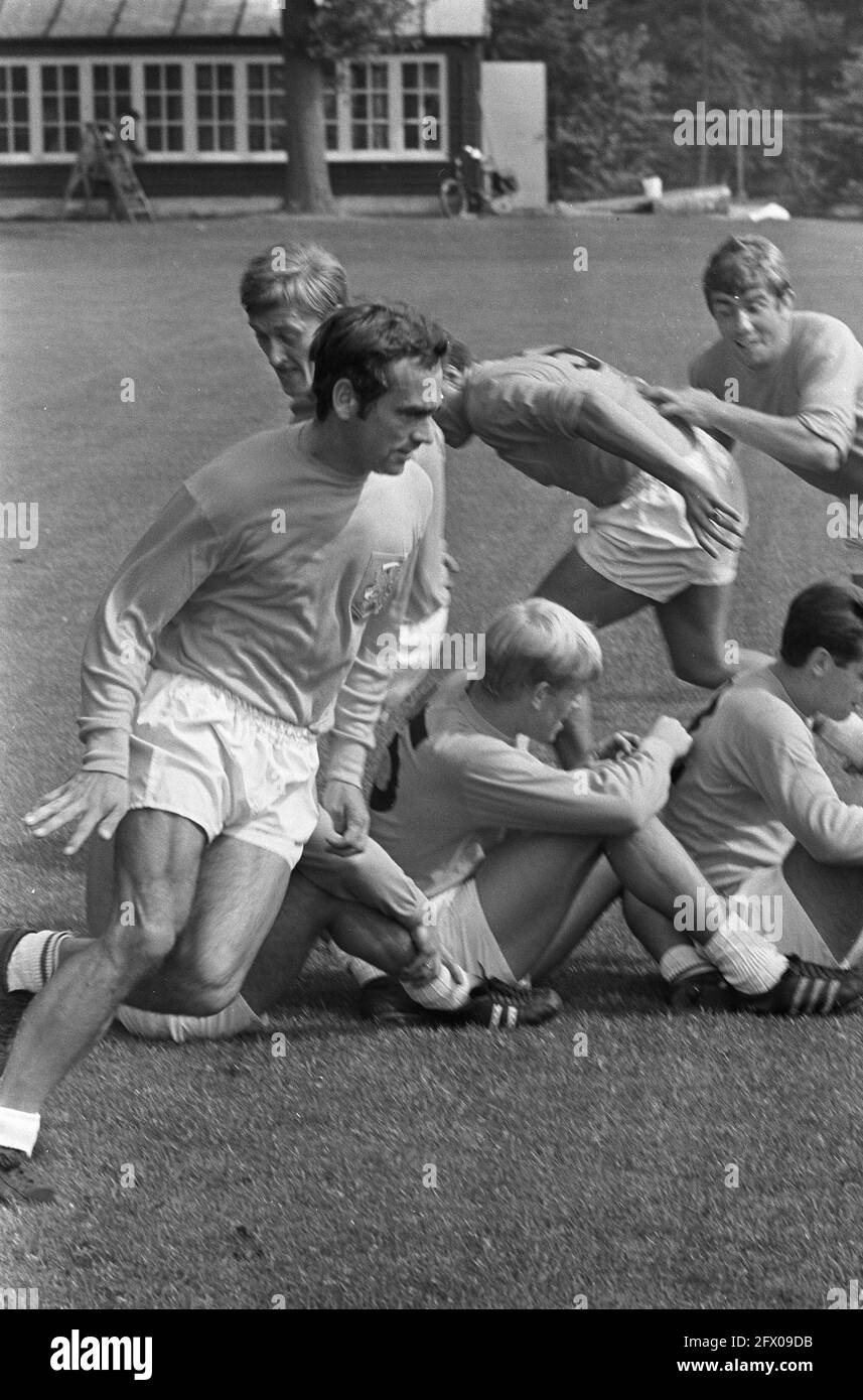 Selection team Dutch national team. Pleun Strik during training, August 30, 1967, teams, sports, soccer, The Netherlands, 20th century press agency photo, news to remember, documentary, historic photography 1945-1990, visual stories, human history of the Twentieth Century, capturing moments in time Stock Photo