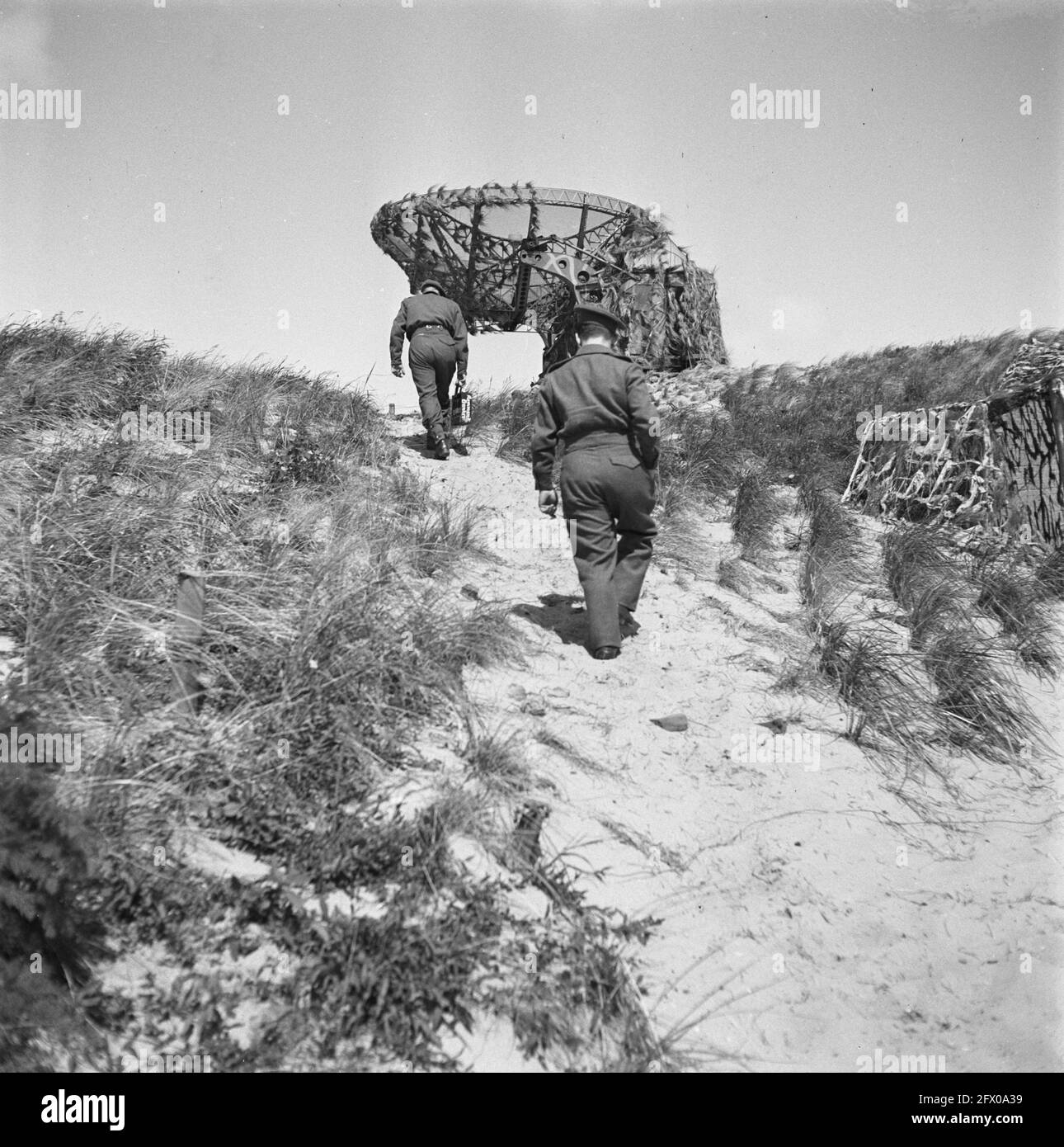 [Series: Demolishing the Atlantic Wall]. Between Zandvoort and IJmuiden the Atlantic Wall is being cleared. Cannons are dismantled, bunkers are blown up and mines cleared. A German Wurzburg-Riese radar antenna, June 1945, military, radars, second world war, fortifications, The Netherlands, 20th century press agency photo, news to remember, documentary, historic photography 1945-1990, visual stories, human history of the Twentieth Century, capturing moments in time Stock Photo