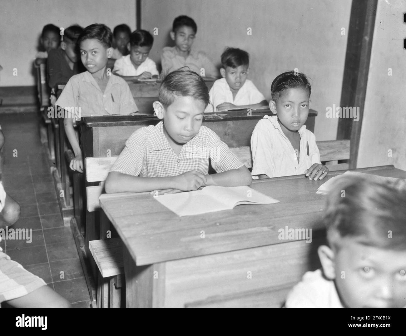Early 1900s school classroom photo of 31 children Early 1900s school classroom photo of 31 children