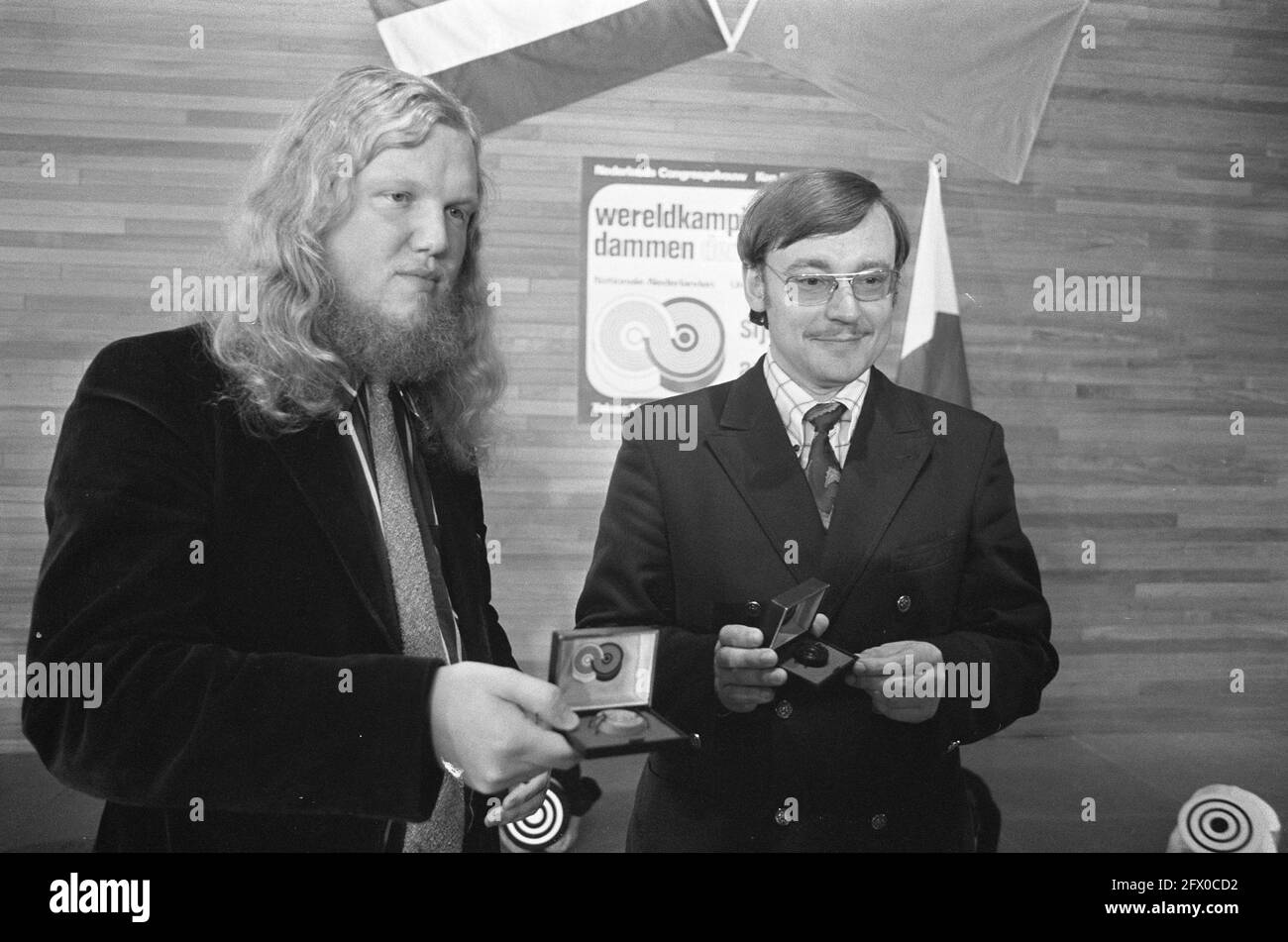 Sijbrands (left) and Andreiko draw lots for World Draughts Championships in The Hague, - National Archives - 926-7164, The Netherlands, 20th century press agency photo, news to remember, documentary, historic photography 1945-1990, visual stories, human history of the Twentieth Century, capturing moments in time Stock Photo