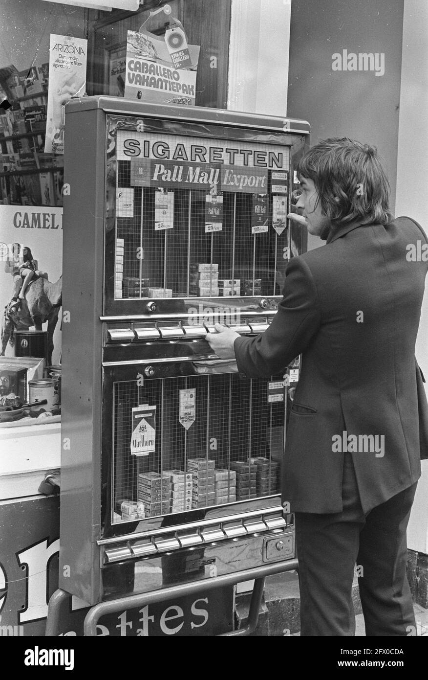 Cigarette vending machine assignment Volkskrant July 27 1972
