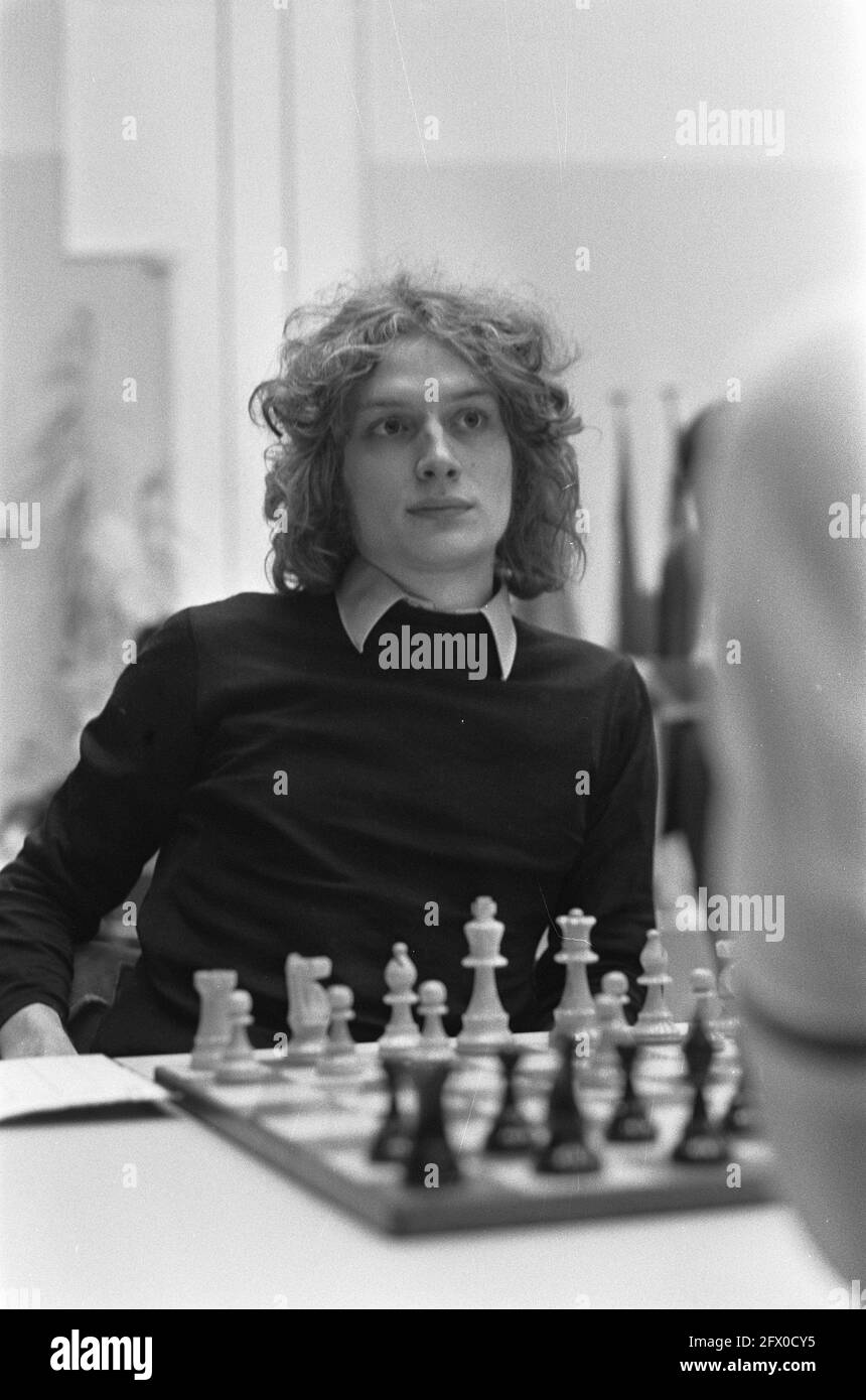 Karpov (l) plays against Hort; Timman (standing) looks on, July 10, 1980, chess  games, chess, chess players, tournaments, The Netherlands, 20th century  press agency photo, news to remember, documentary, historic photography  1945-1990