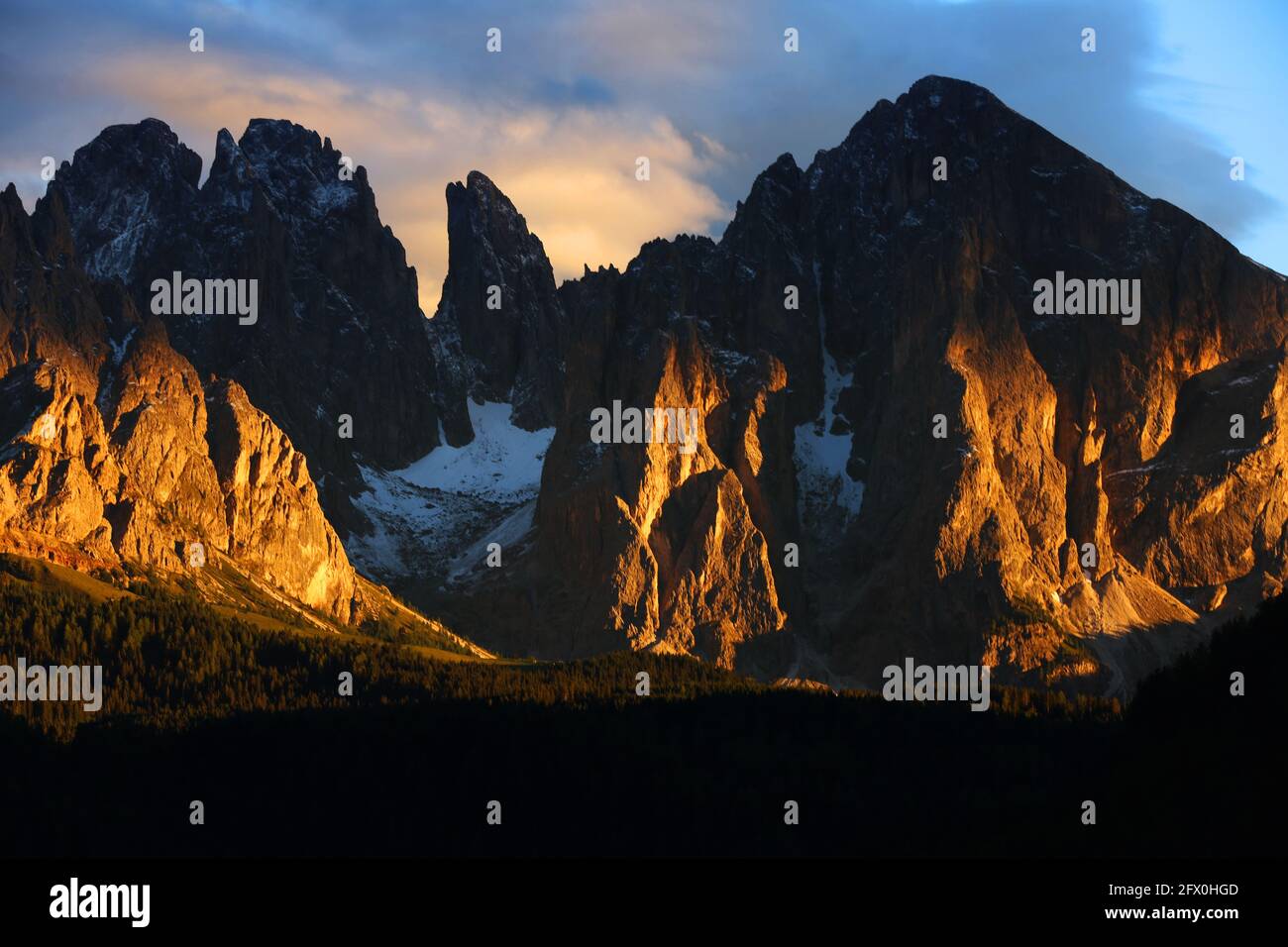 Langkofel Panorama mit atemberaubender Wolkenstimmung und dramatischer Lichtstimmung in Südtirol in den Dolomiten in Italien Stock Photo