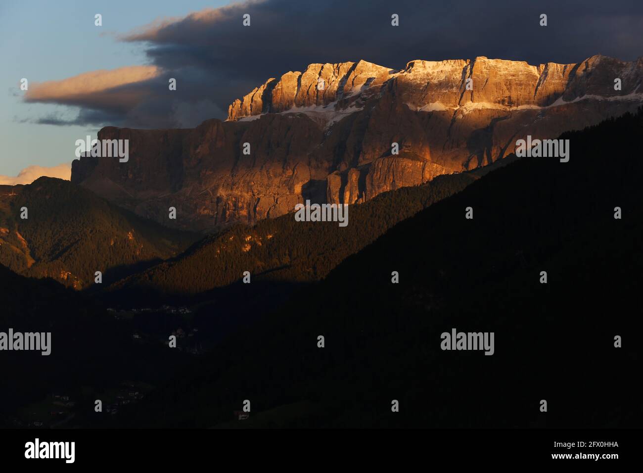 Sella Panorama mit atemberaubender Wolkenstimmung und dramatischer Lichtstimmung in Südtirol in den Dolomiten in Italien Stock Photo