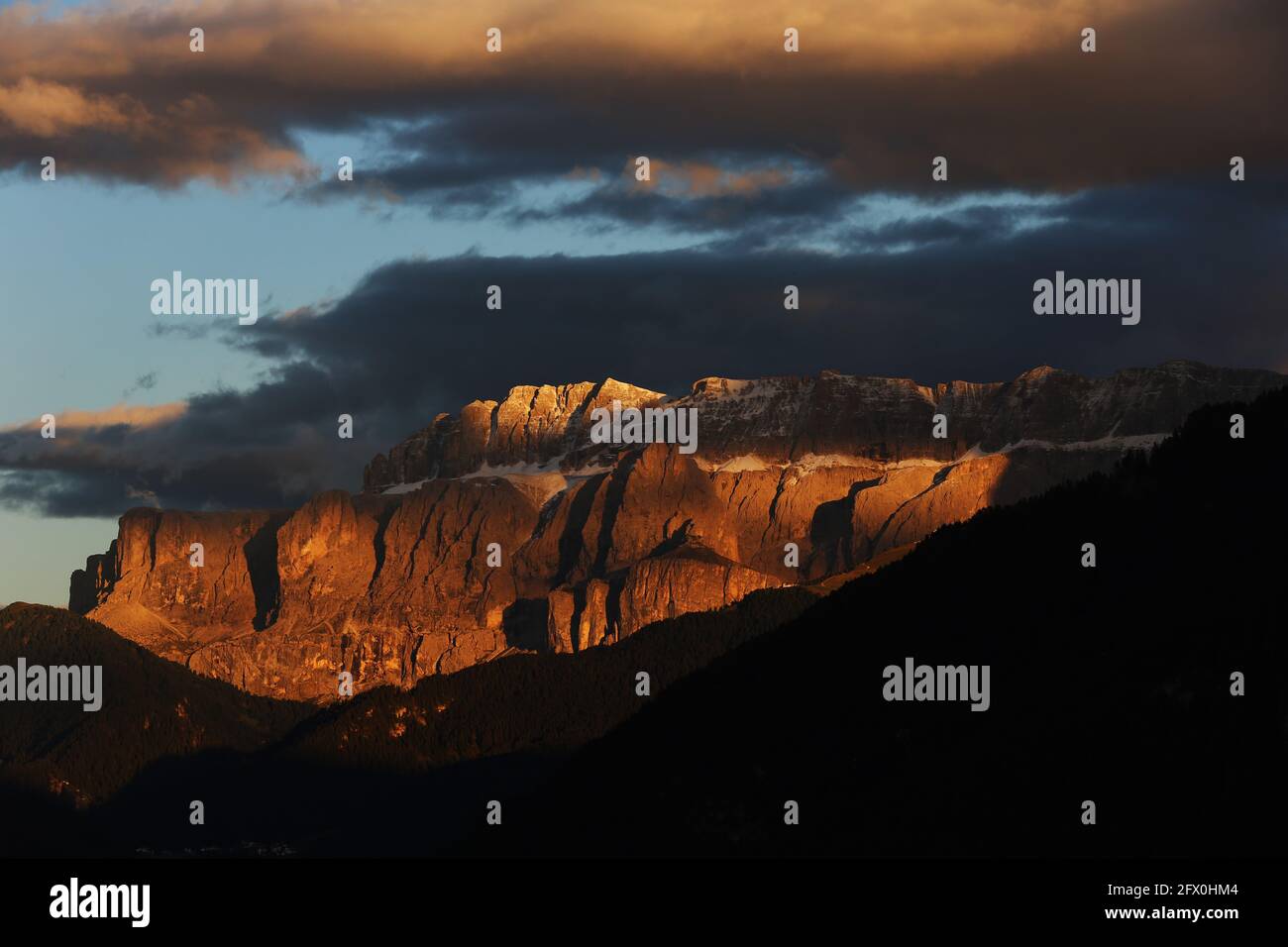 Sella Panorama mit atemberaubender Wolkenstimmung und dramatischer Lichtstimmung in Südtirol in den Dolomiten in Italien Stock Photo