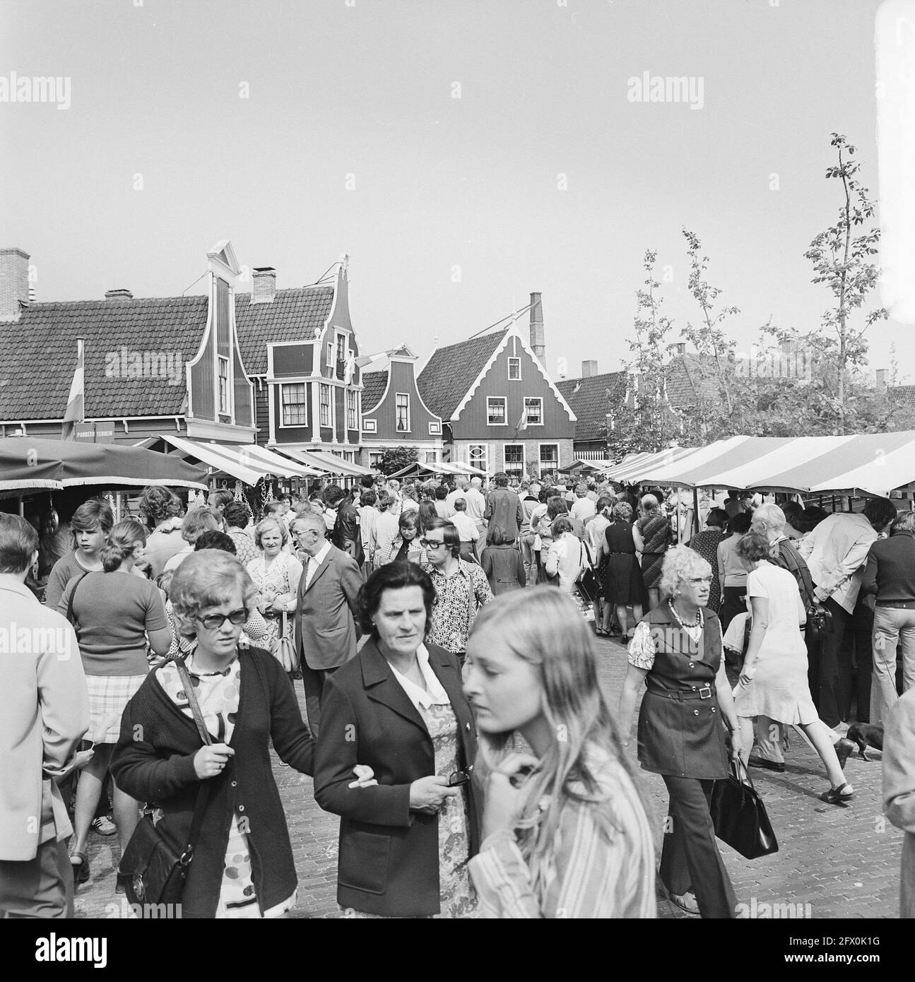 Zaanse year market on Zaanse Schans, overview, August 18, 1973, year markets, overviews, The Netherlands, 20th century press agency photo, news to remember, documentary, historic photography 1945-1990, visual stories, human history of the Twentieth Century, capturing moments in time Stock Photo