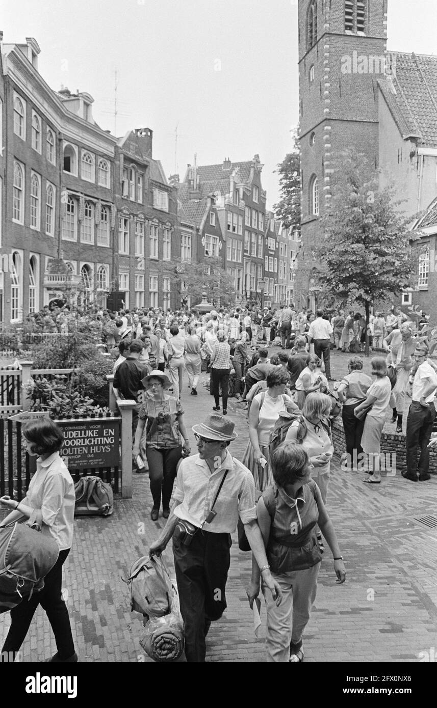 Seventh Pax Christie footrace to Laren, start at Begijnhof, June 11, 1966, Footraces, The Netherlands, 20th century press agency photo, news to remember, documentary, historic photography 1945-1990, visual stories, human history of the Twentieth Century, capturing moments in time Stock Photo