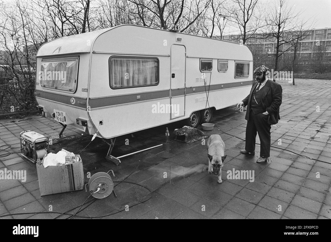 Gypsy family Petalo still in Vlaardingen, Gypsy king Petalo at his caravan in parking lot in Vlaardingen, February 18, 1981, caravans, gypsies, The Netherlands, 20th century press agency photo, news to remember, documentary, historic photography 1945-1990, visual stories, human history of the Twentieth Century, capturing moments in time Stock Photo