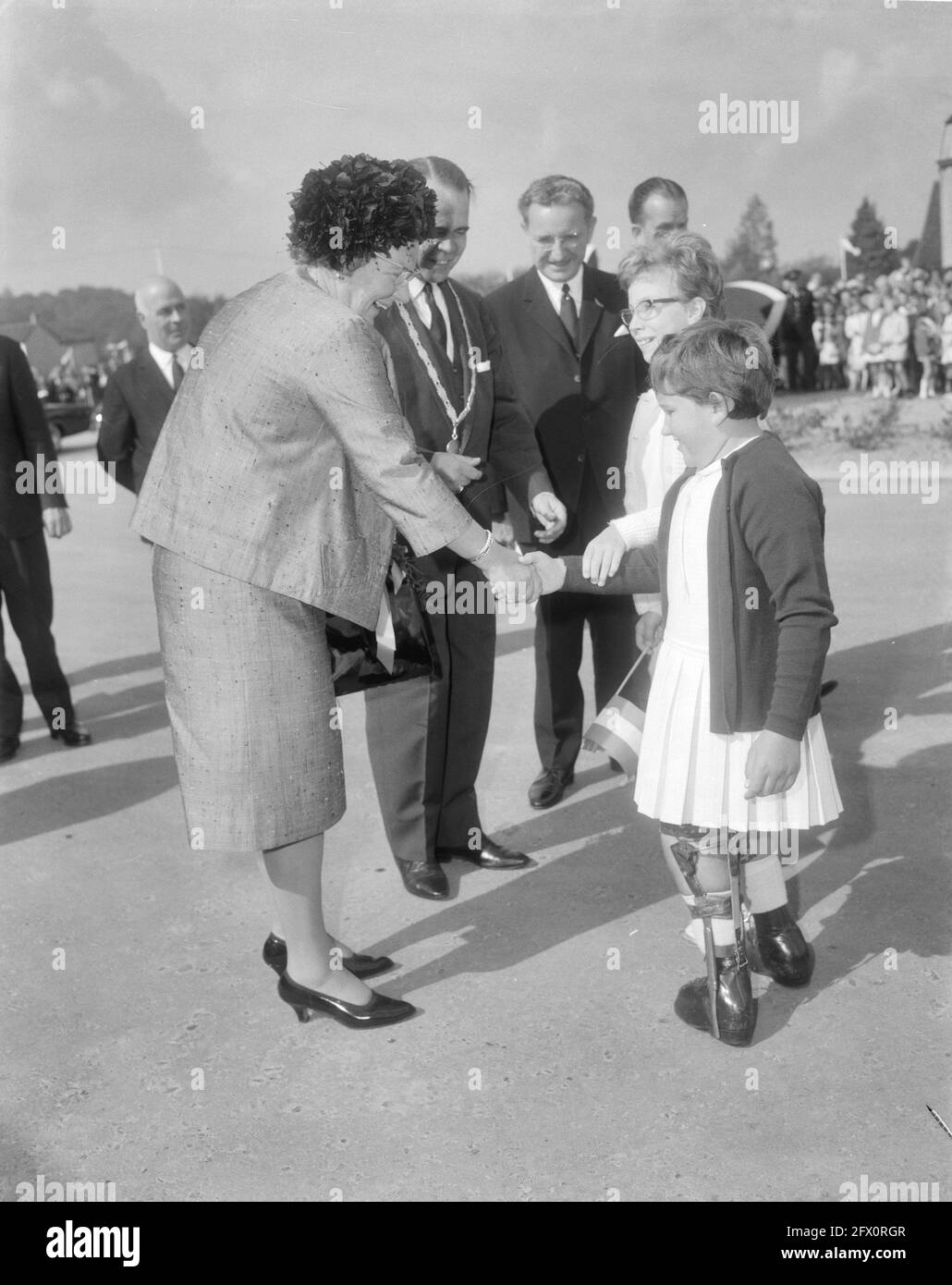 Queen Juliana meets with a disabled person from the Valkenburg rehabilitation center, September 14, 1966, visits, disabled, queens, The Netherlands, 20th century press agency photo, news to remember, documentary, historic photography 1945-1990, visual stories, human history of the Twentieth Century, capturing moments in time Stock Photo