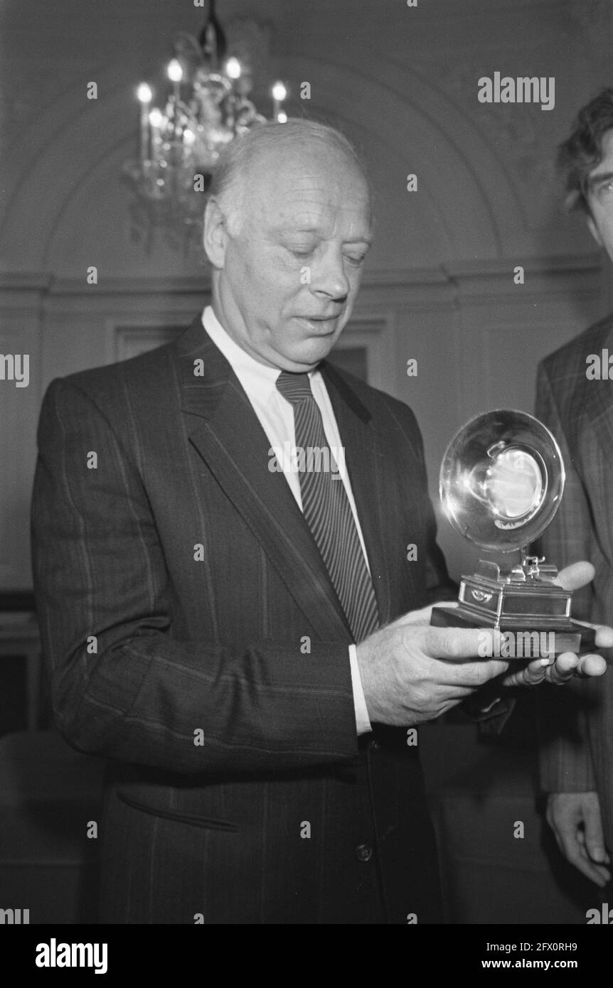 Silver Phonograph for Bernard Haitink, April 12, 1988, conductors, awards, The Netherlands, 20th century press agency photo, news to remember, documentary, historic photography 1945-1990, visual stories, human history of the Twentieth Century, capturing moments in time Stock Photo