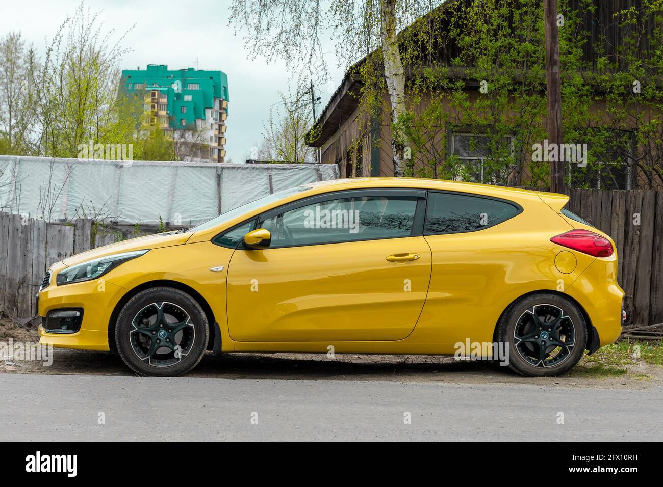Yellow auto hi-res stock photography and images - Alamy
