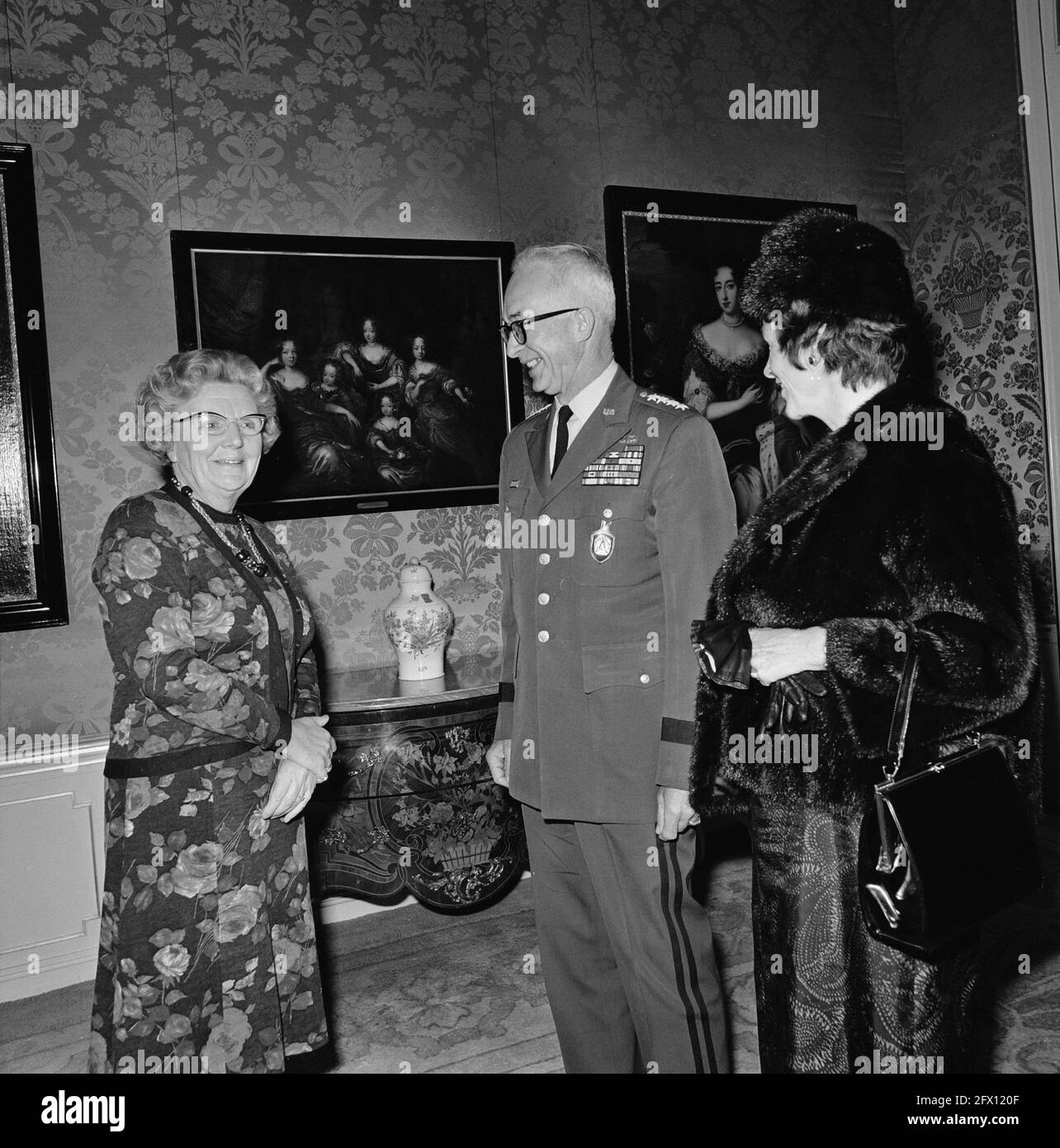 Queen Juliana receives at Huis ten Bosch General Goodpaster (Supreme Commander NATO) and his wife, 18 November 1974, generals, queens, paintings, The Netherlands, 20th century press agency photo, news to remember, documentary, historic photography 1945-1990, visual stories, human history of the Twentieth Century, capturing moments in time Stock Photo