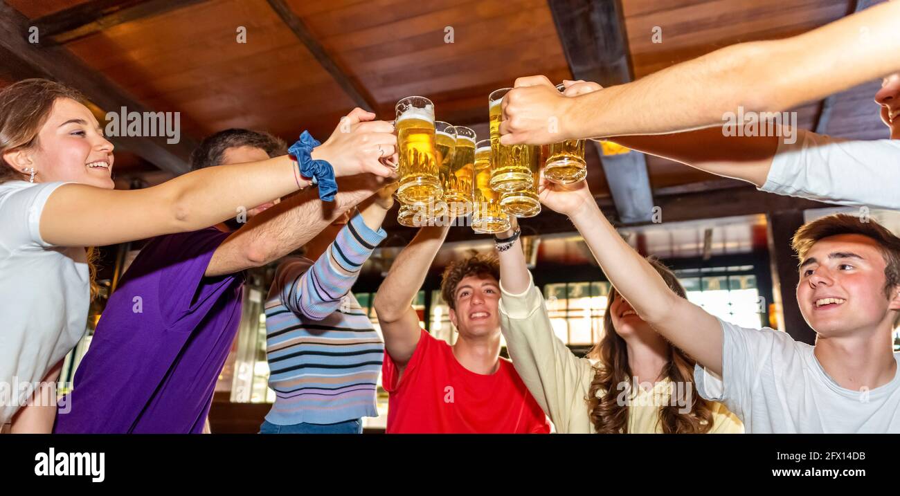 College students drinking beer hires stock photography and images Alamy