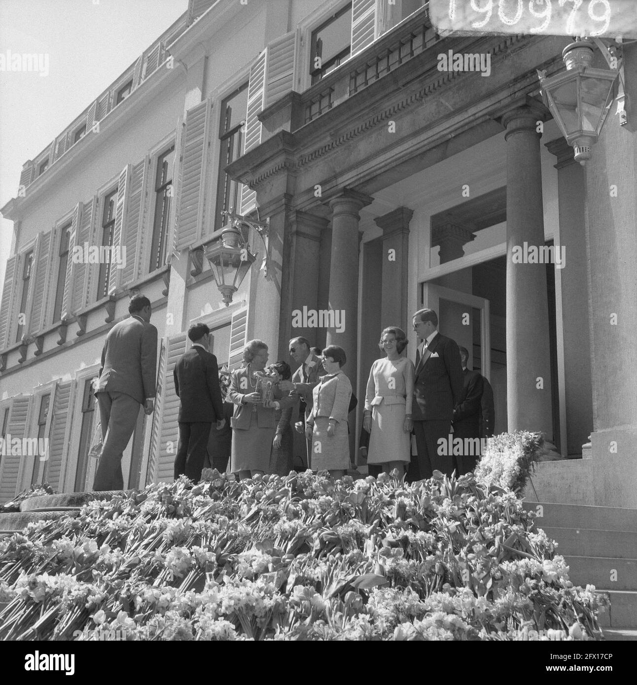 Queen's Day, parade on Soestdijk, deputation offers something, April 30, 1966, Defiles, KINGINNEDAGEN, deputations, The Netherlands, 20th century press agency photo, news to remember, documentary, historic photography 1945-1990, visual stories, human history of the Twentieth Century, capturing moments in time Stock Photo