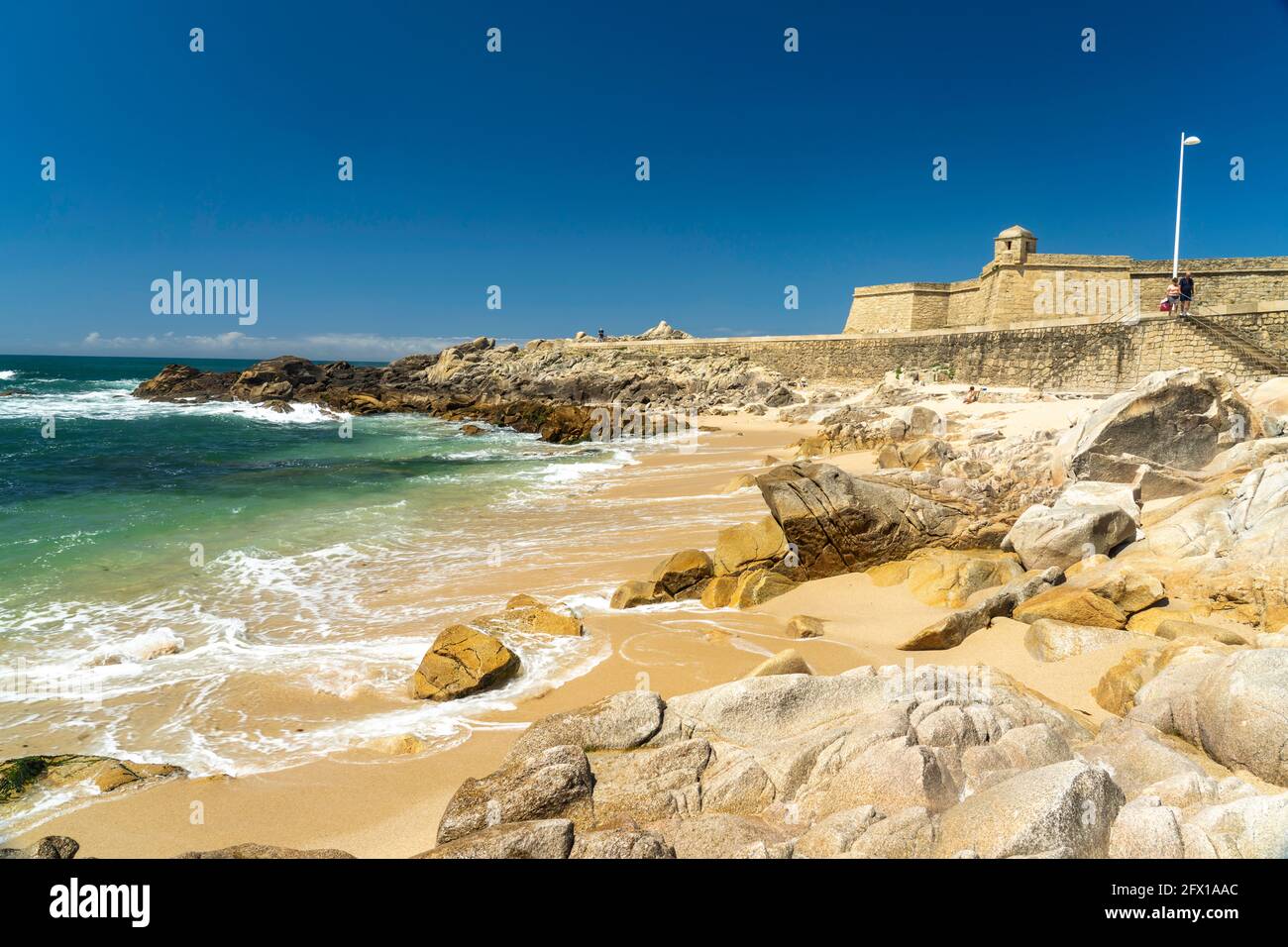 Der Strand Praia da Senhora da Guia und das Fort Forte de Sao Jao Baptista, Vila do Conde, Portugal, Europa   |  Praia da Senhora da Guia beach and Fo Stock Photo